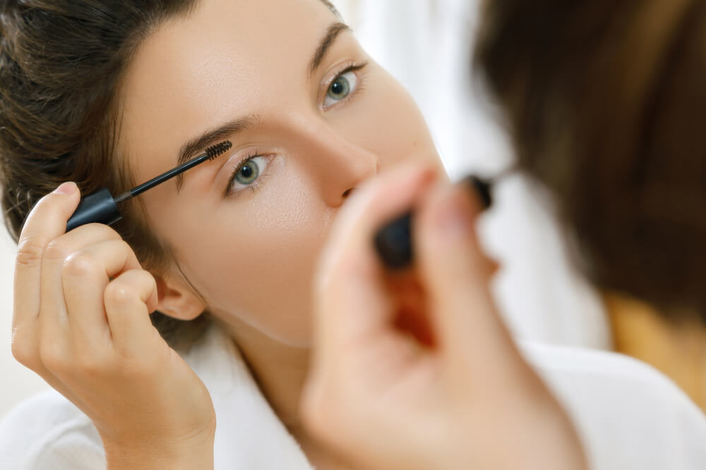 Woman doing brows