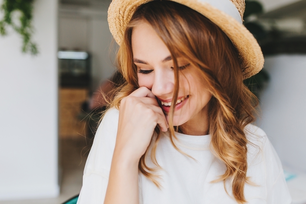 Woman with shiny hair and hat